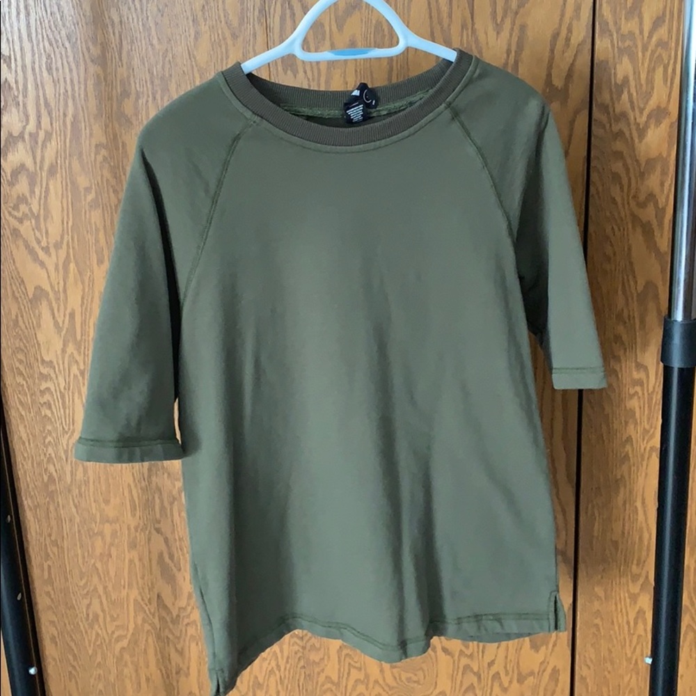 Crew neck, quarter sleeve sweatshirt. Never worn.